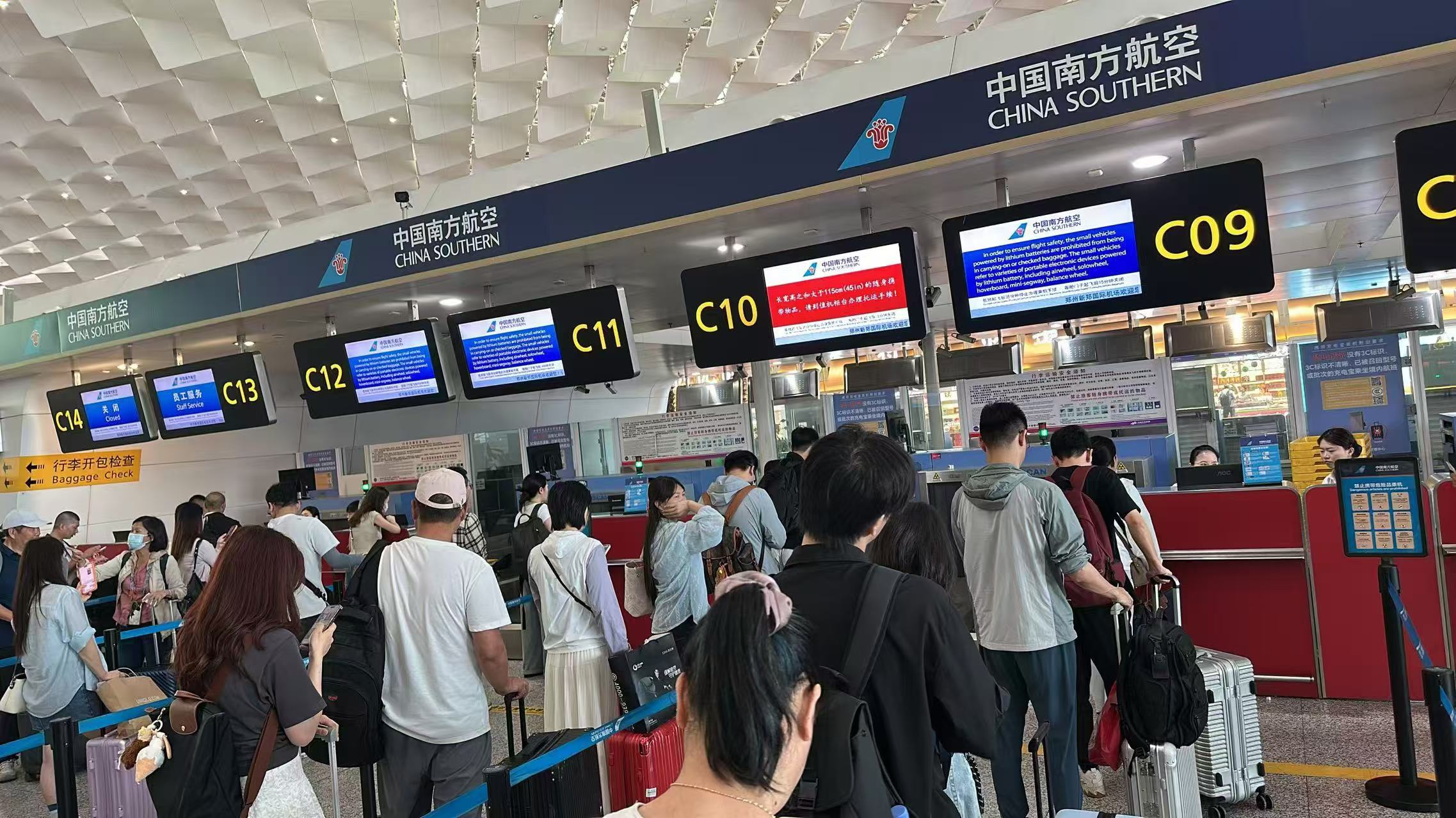 郑州新郑国际机场南航值机柜台(陈思佳 摄)