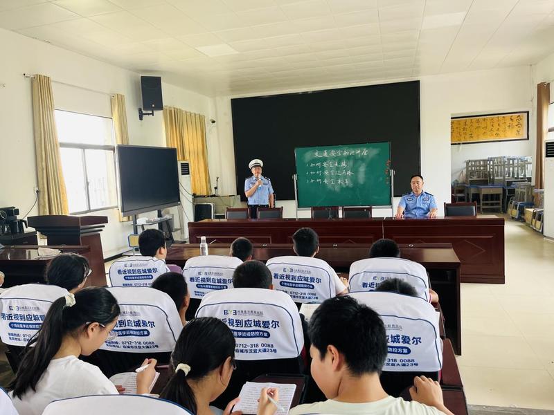 应城民警在学校为青少年开展交通安全知识讲座(田华伦 摄)