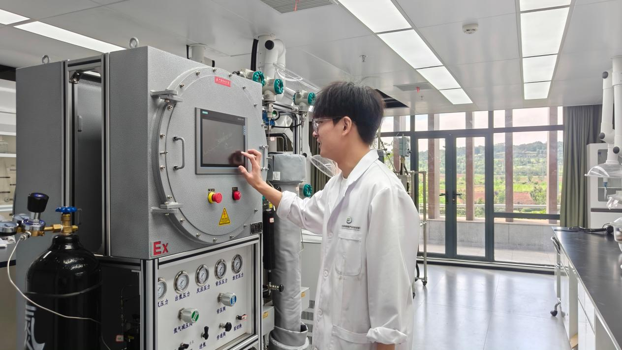 江西师范大学陶端健课题组成员周仕德正在试验新产品(曾庆华 摄)