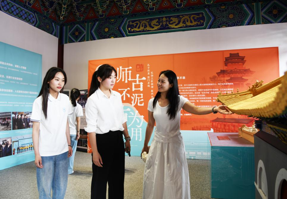 青年学子参观鲁班文化展馆 (董绍进 摄)