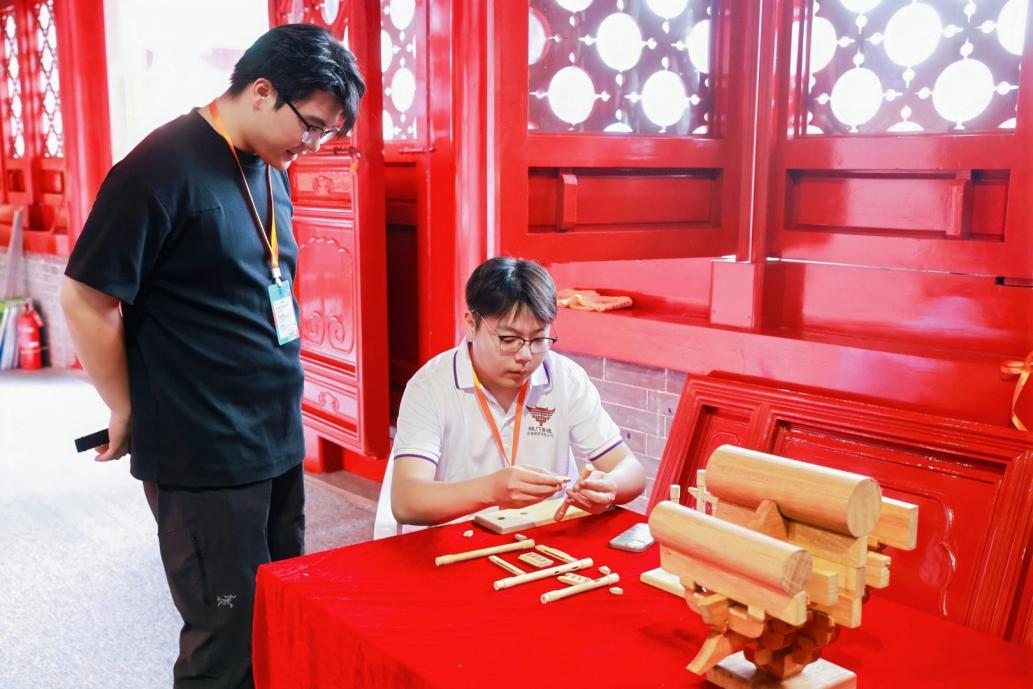 青年学子动手感受木作文化魅力 (易雪 摄)