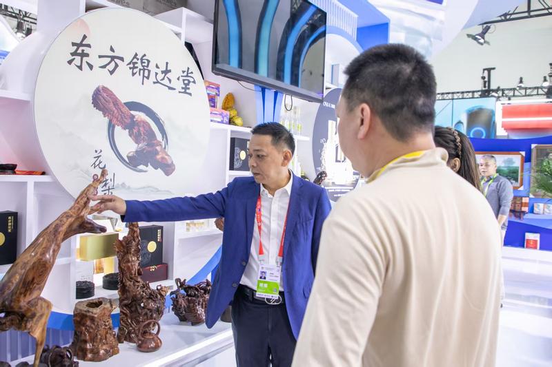2025年消博会期间,东方市人大常委会主任钟海涛到东方锦达堂木作展台参观指导(吉林 摄)