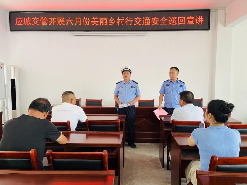 应城交警大队在社区开展交通安全知识讲座(田华伦 摄)