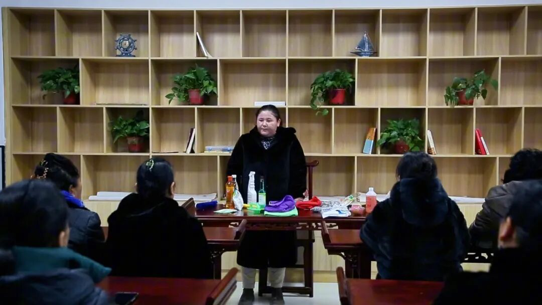 茹克艳木·买哈买提给员工进行培训(艾克拜尔·买买提 摄)