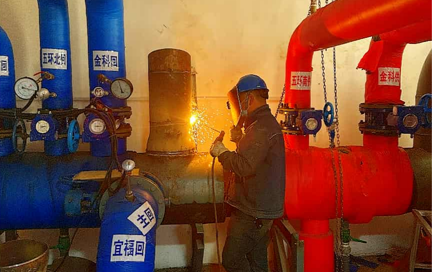 改造换热站设备(赵冰冰 摄)