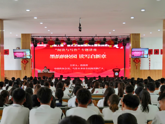 知名作家、全民阅读推广人段蓉萍走进校园,为广大师生带来专题文学课堂。(李亚楠 摄)