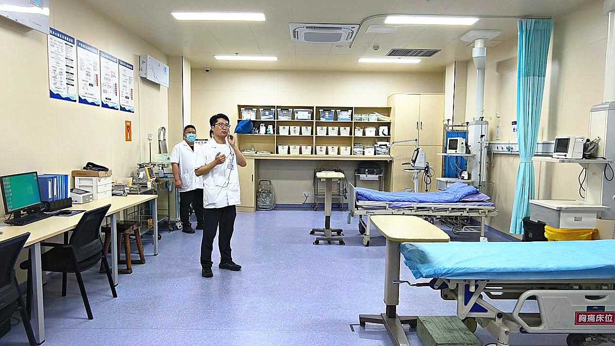 余姚市低塘中心卫生院内科医生沈渊介绍智慧急救单元情况 (曾庆华 摄)