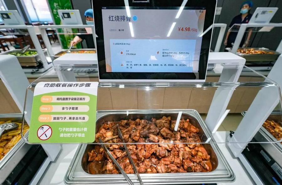就餐者自助取餐、结算,营养数据一目了然,数字餐厅让健康用餐尽在“掌”握。(张晨 摄)
