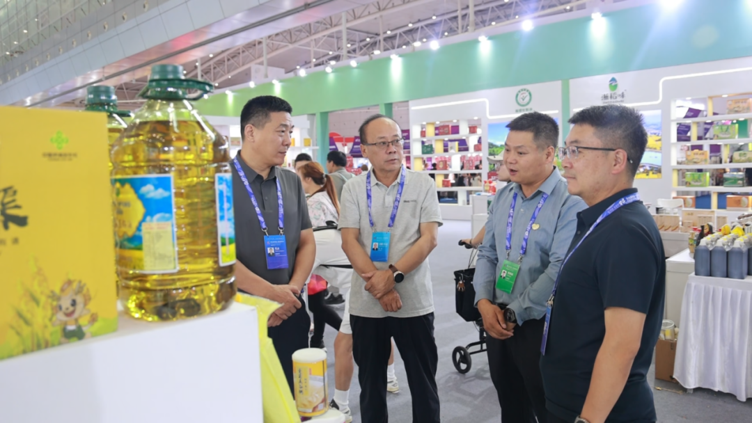 参会嘉宾在亚博会现场开展工作调研(格日乐图 摄)
