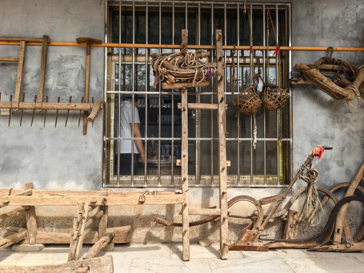 博物馆内布展的犁、耙等农耕用具。 (杜福建 摄)