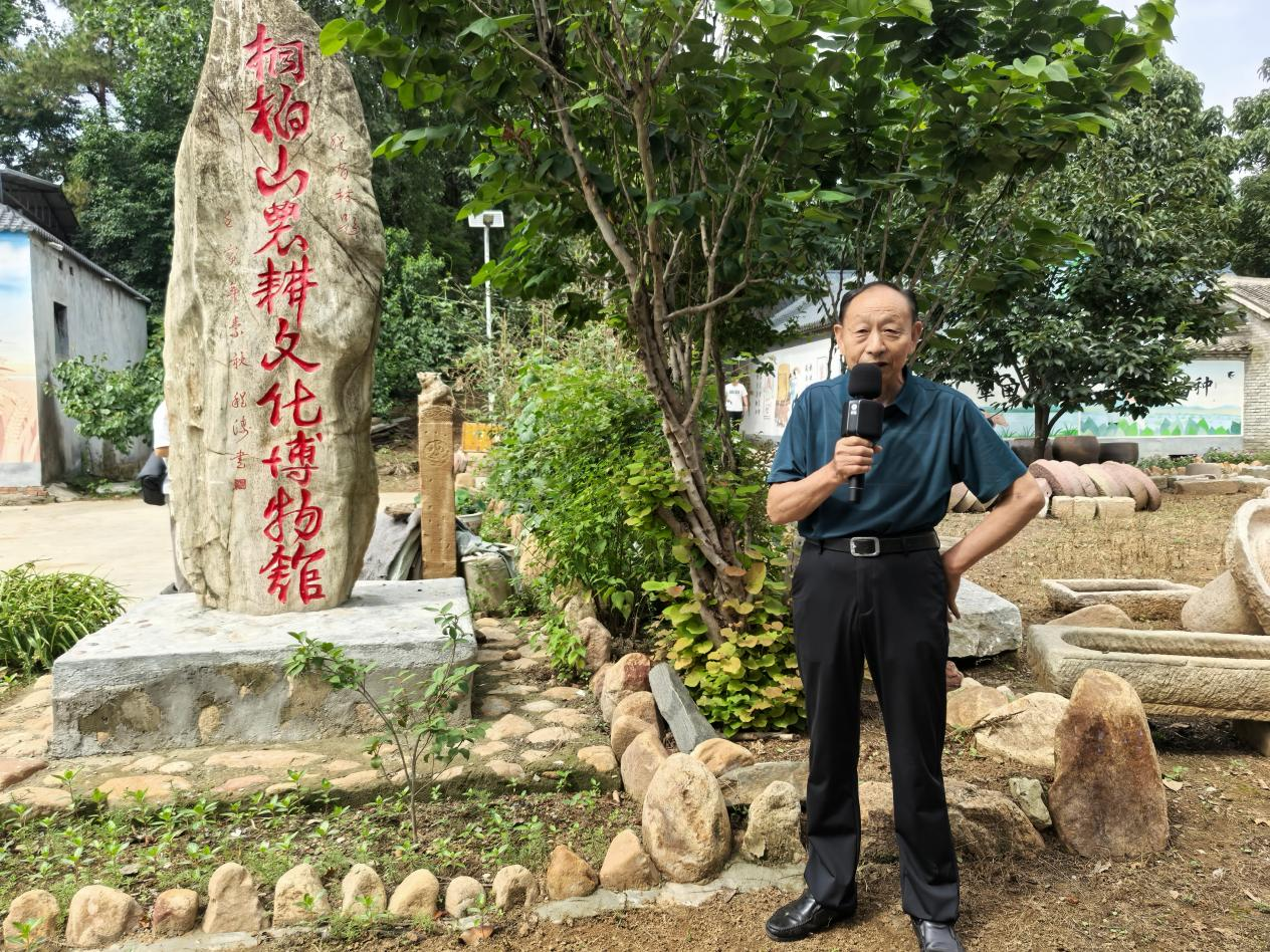 程有林向游客介绍博物馆建设情况 (杜福建 摄)