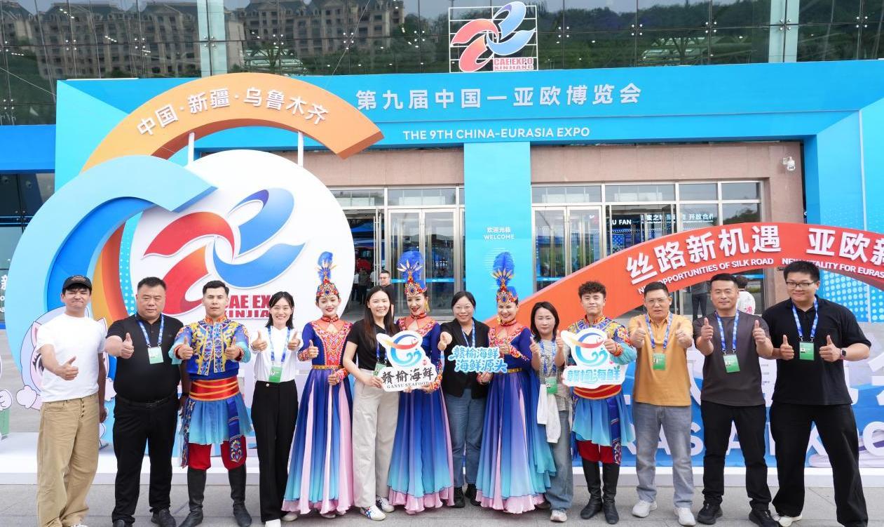 赣榆参展人员与新疆参展人员互动合影(王海涛 摄)