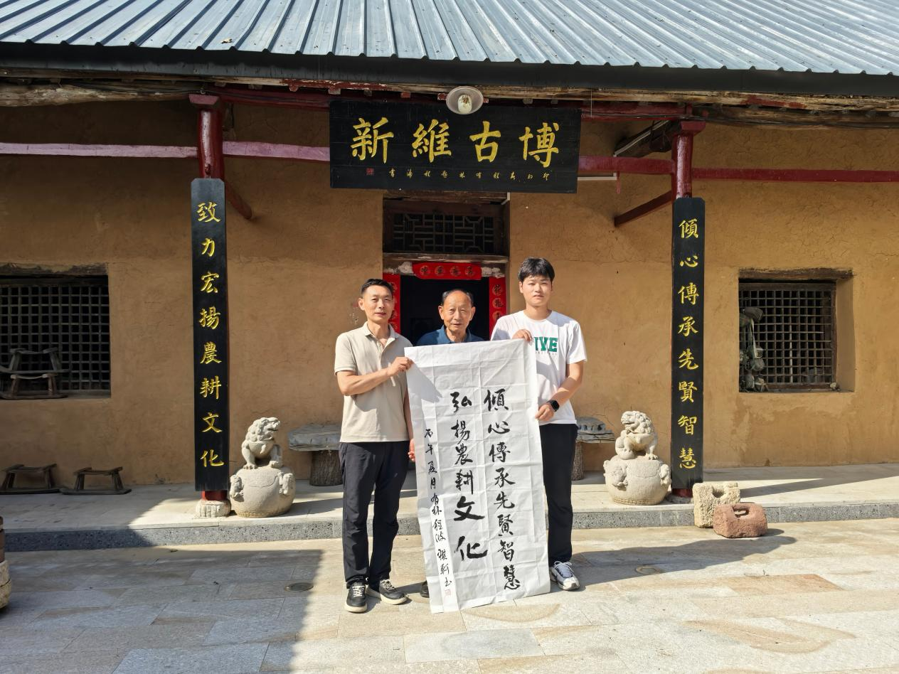 祖孙三代展示共同撰写的书法作品 (杜福建 摄)