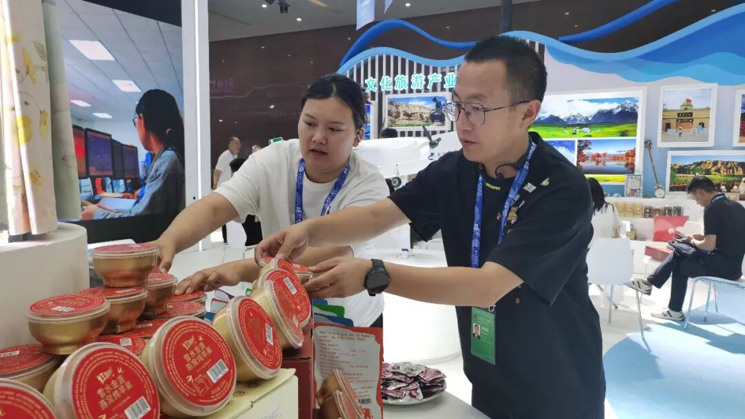 参展企业正在布置展台(王旭 摄)