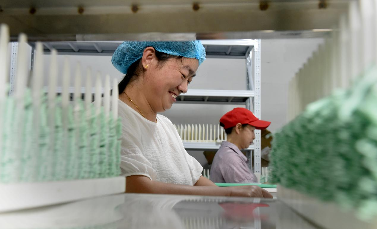 当地留守妇女实现了家门口就业(余南新 摄)