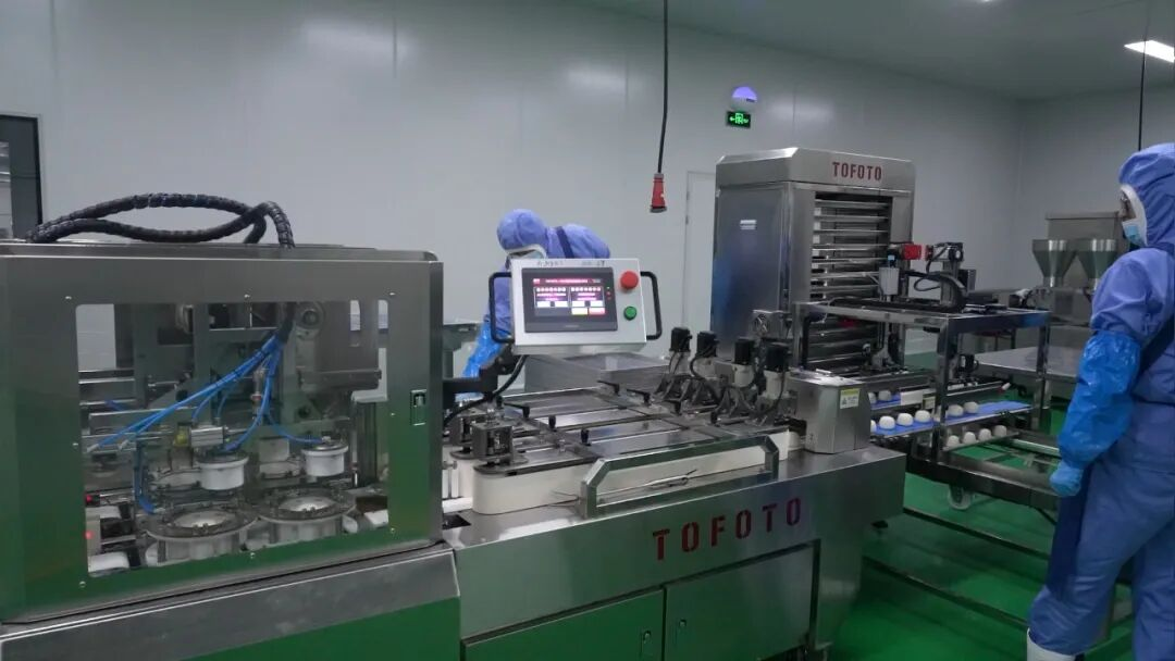 中央工厂智能食品加工车间加工现场(纪艾彤 摄)