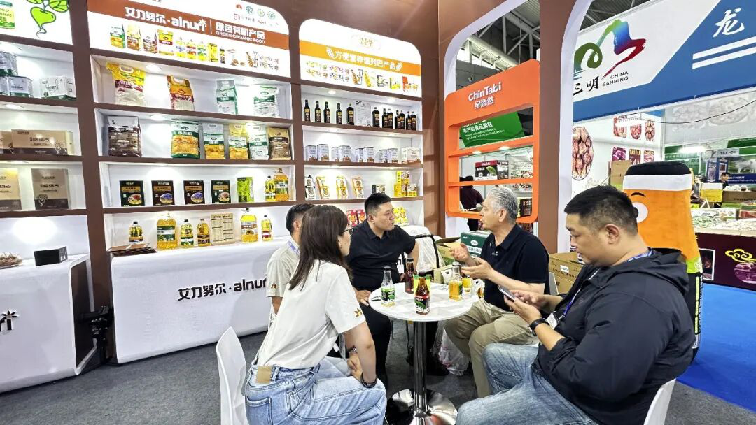 艾力努尔系列产品吸引众多客商(艾热提·加沙热提 摄)