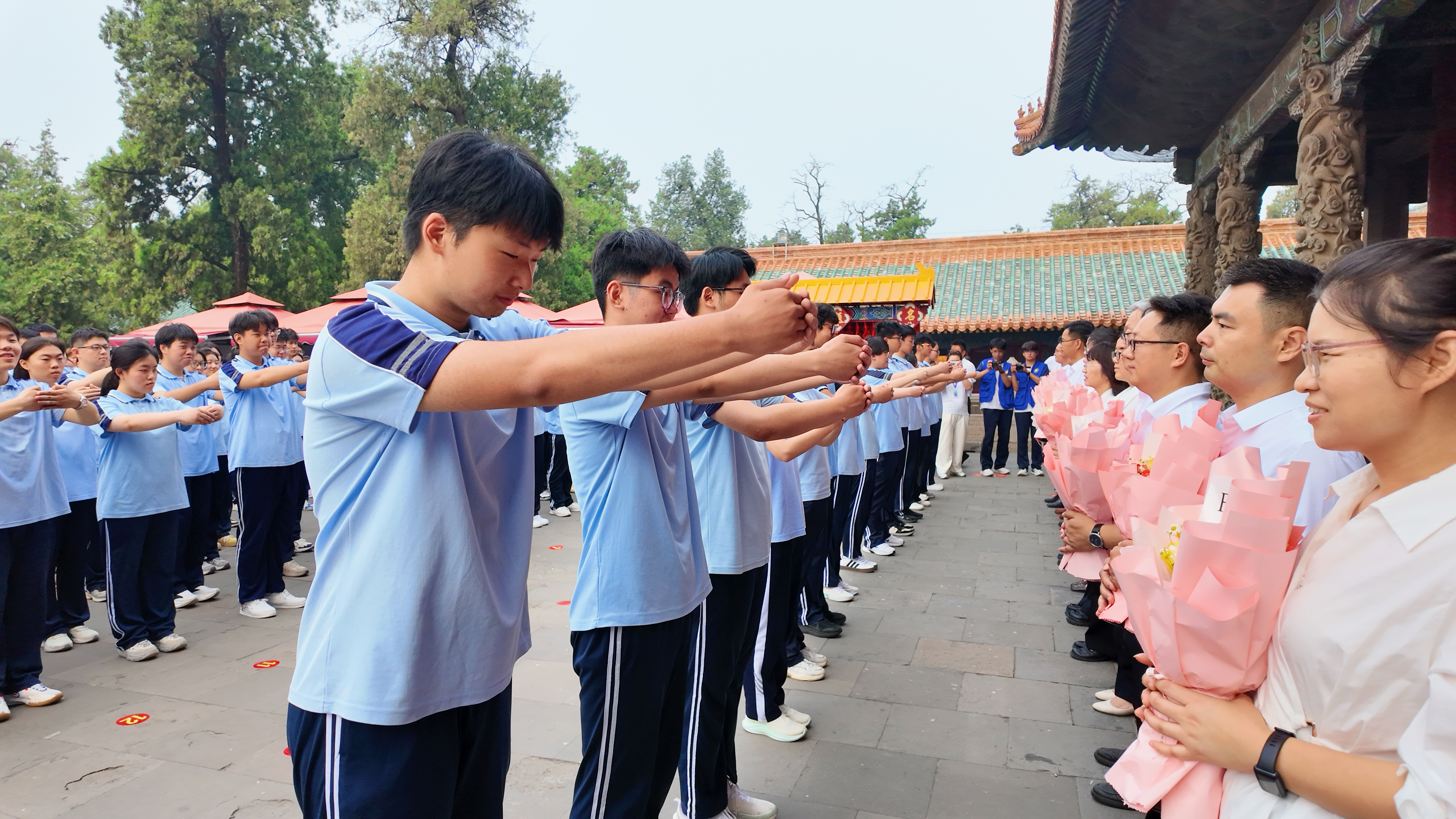 学生代表向教师代表敬献鲜花(易雪 摄)