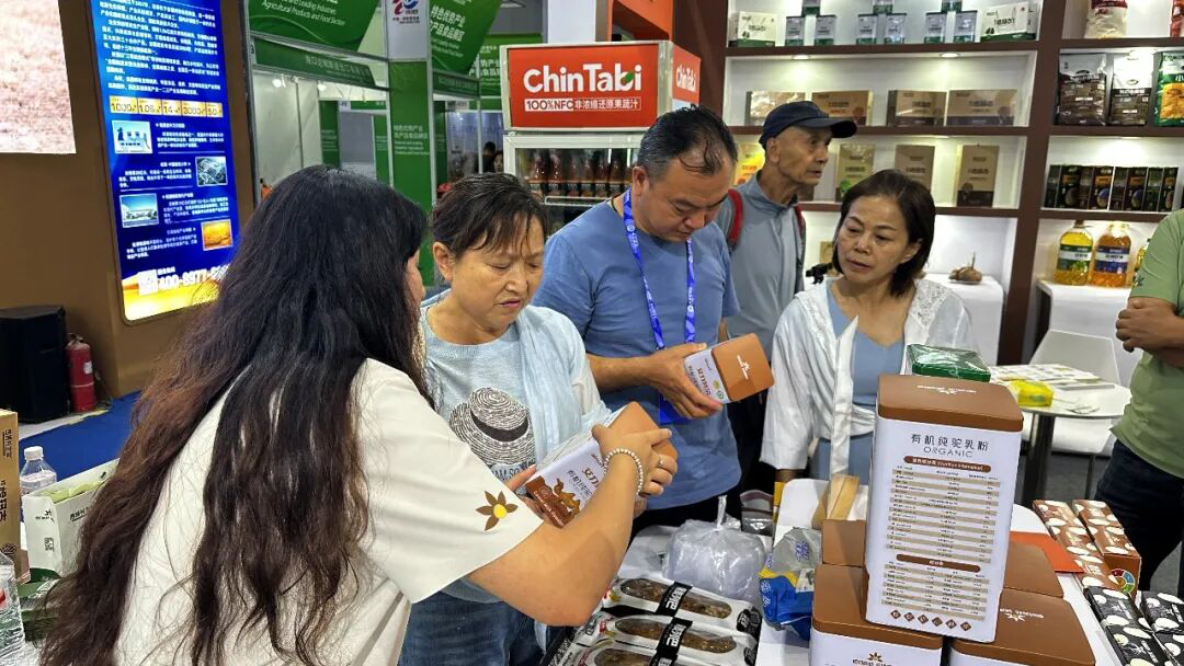 艾力努尔有机驼乳粉吸引众多客商(艾热提·加沙热提 摄)