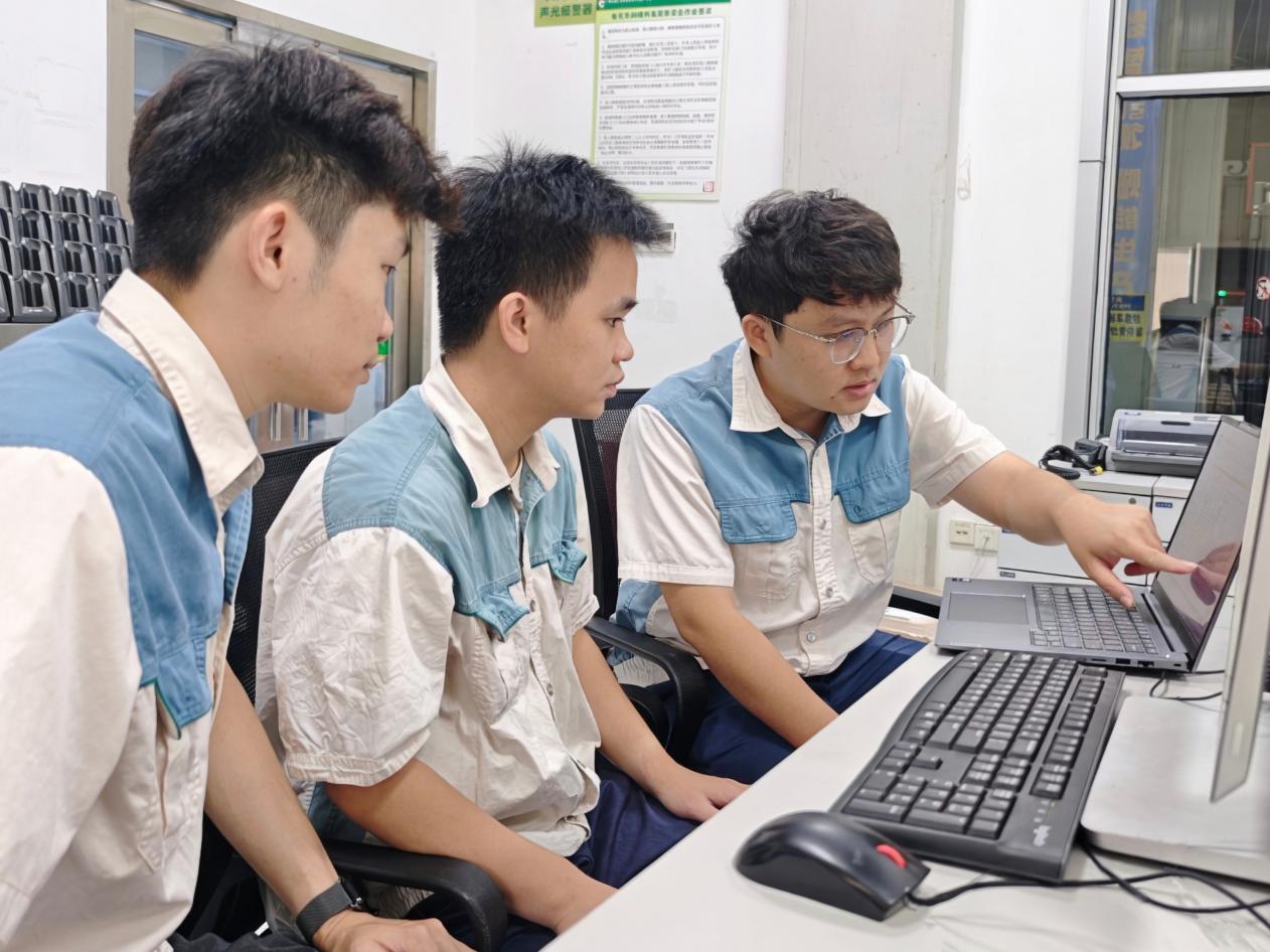 小组成员逐项推敲项目需求实现方案(陈思颖 摄)