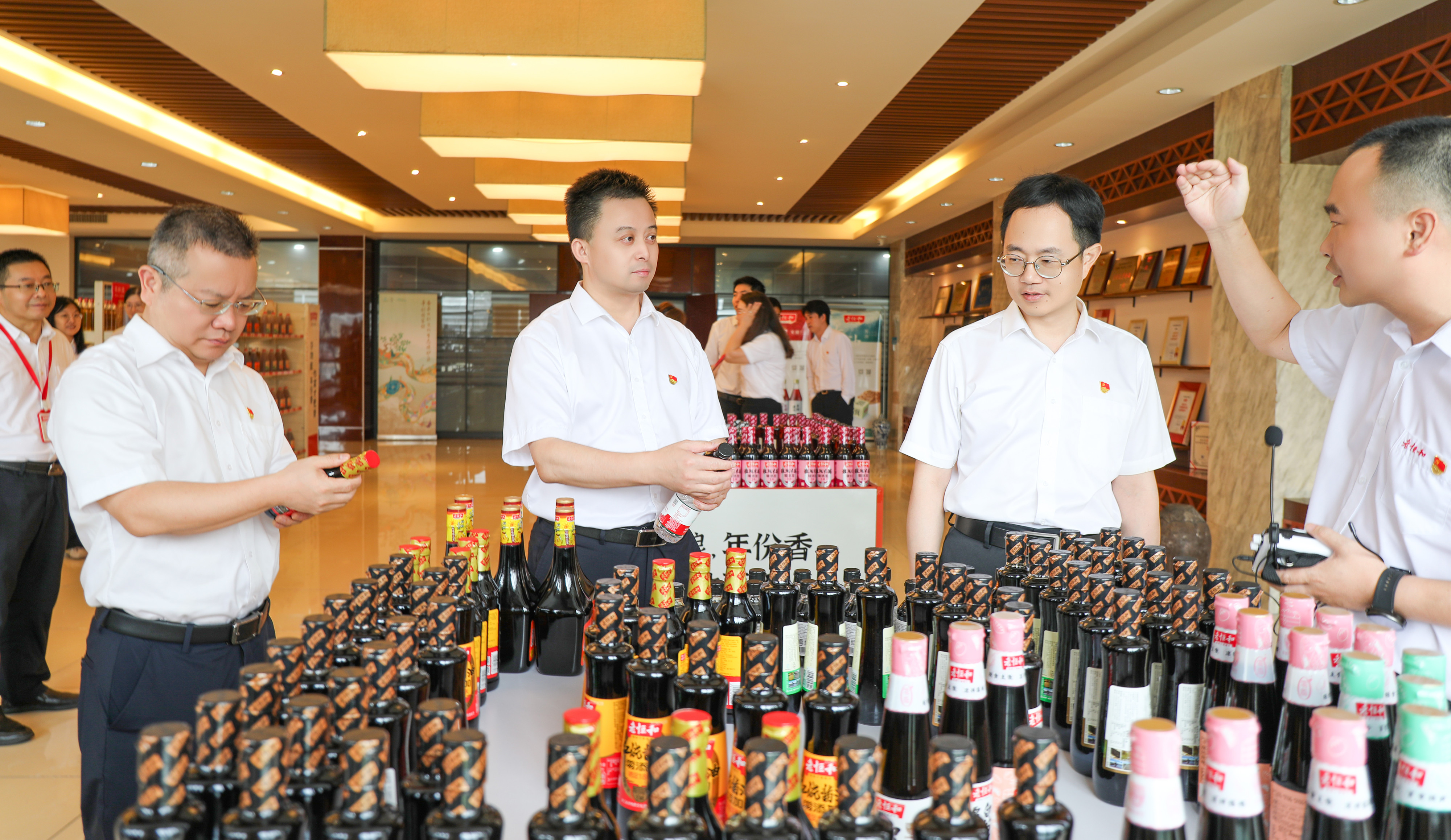 在老恒和文化展馆了解企业文化和产品品质发展(屠再兴 摄)
