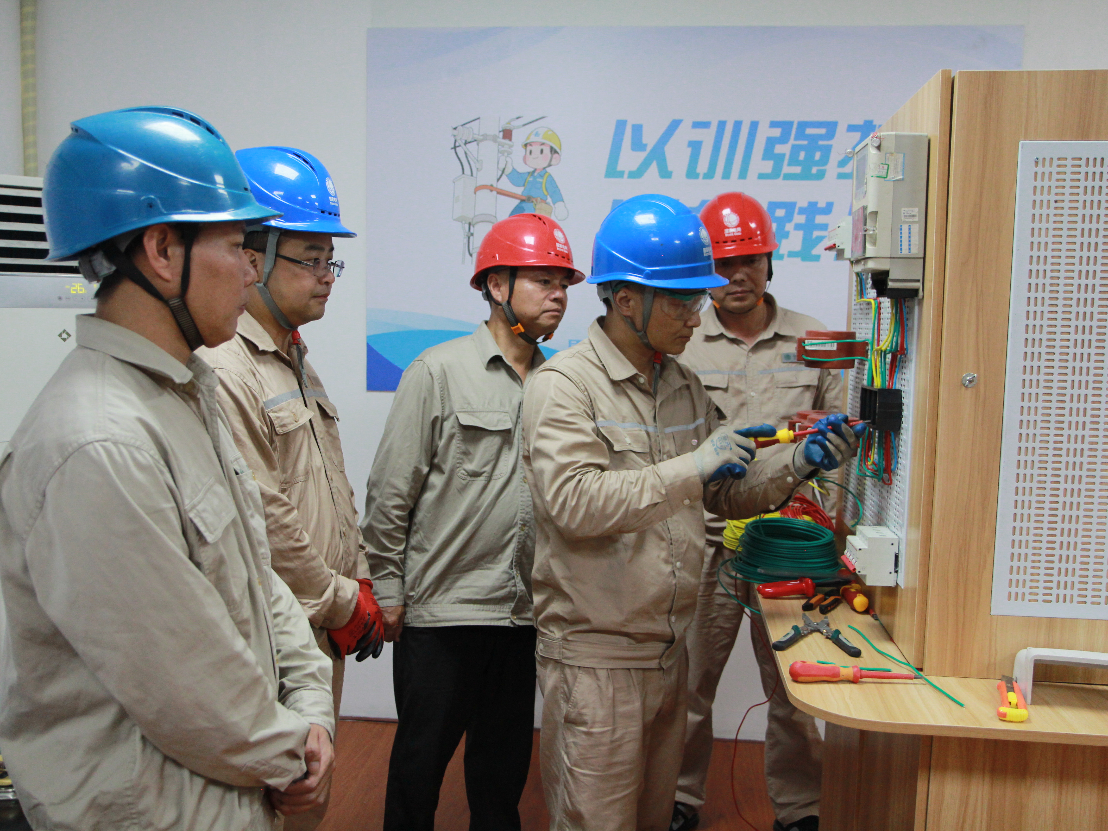 近日,国网政和县供电公司组织一线员工在鹤林实训基地开展营销装表接电专项技能实操培训。(张荣麒 摄)