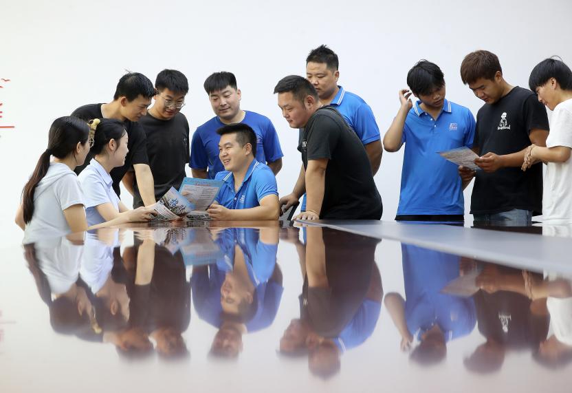 工作人员为东宝籍务工人员讲解返乡就业创业政策 (赵平 摄)