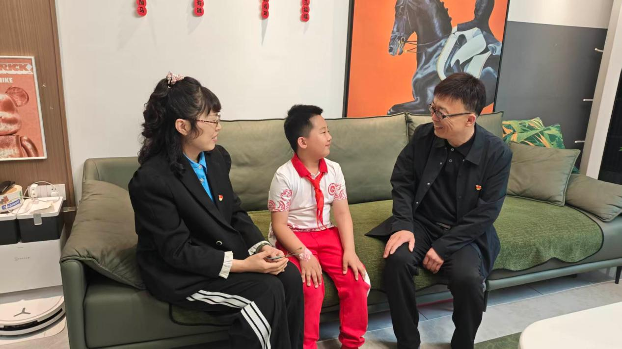鸡西市南山小学党员干部深入学生家庭进行家访(周宏 摄)