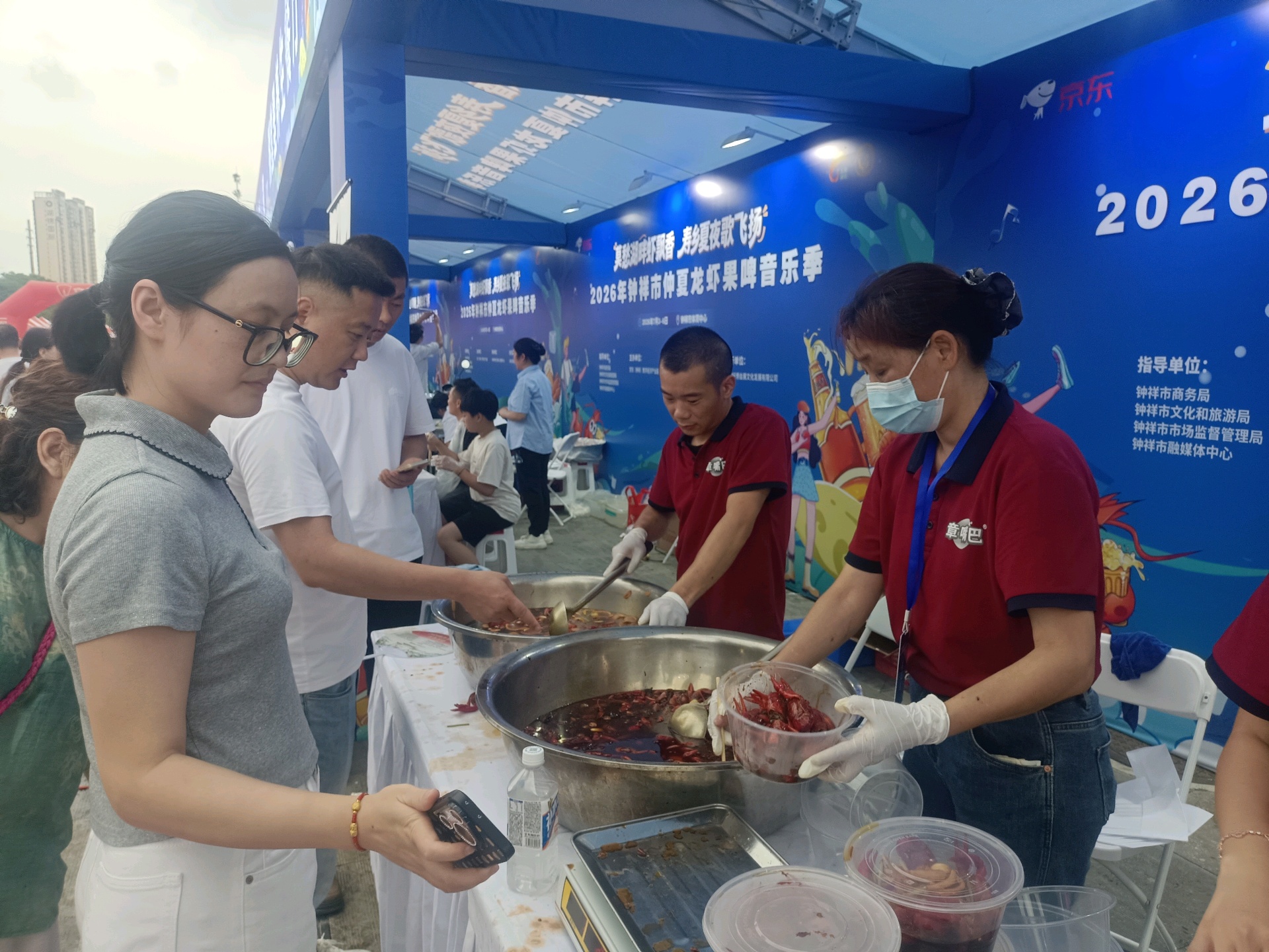 市民现场购买小龙虾(汪龙 摄)