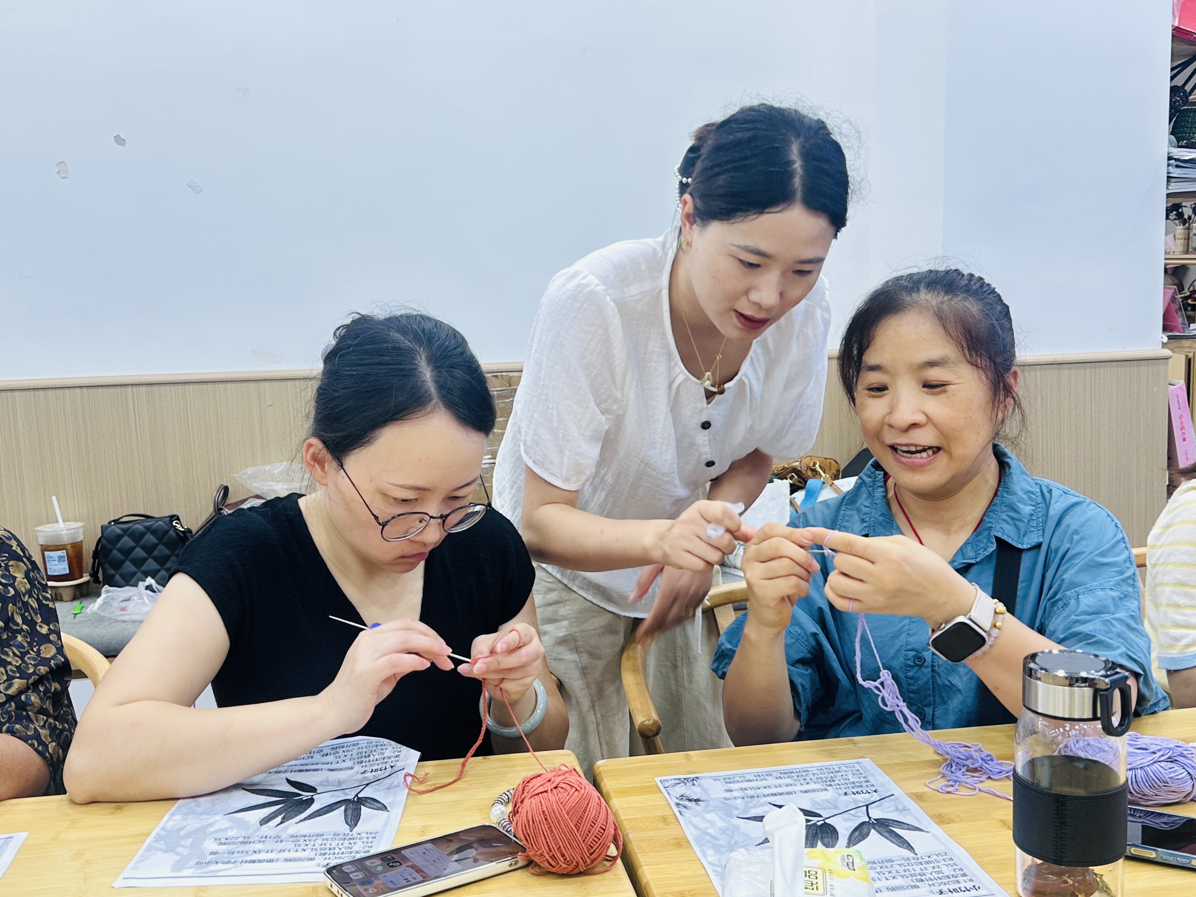 2026年青神县妇女居家灵活就业钩织培训班现场(杨芳 摄)
