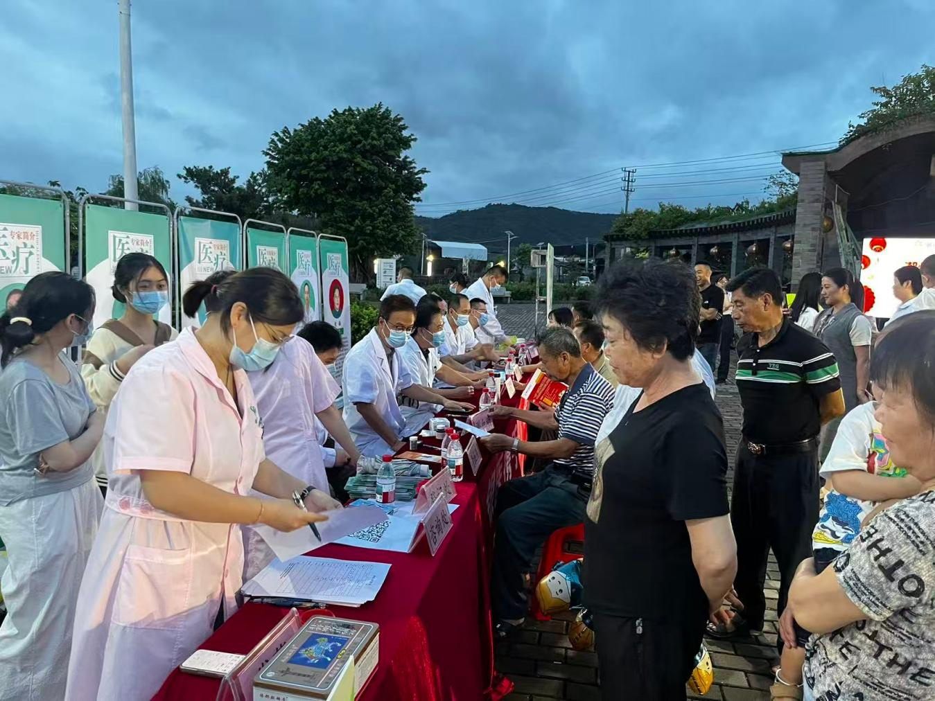 潮州农商银行常态化开展金融宣讲、健康义诊、公益便民服务(李琳洁 摄) 配图2