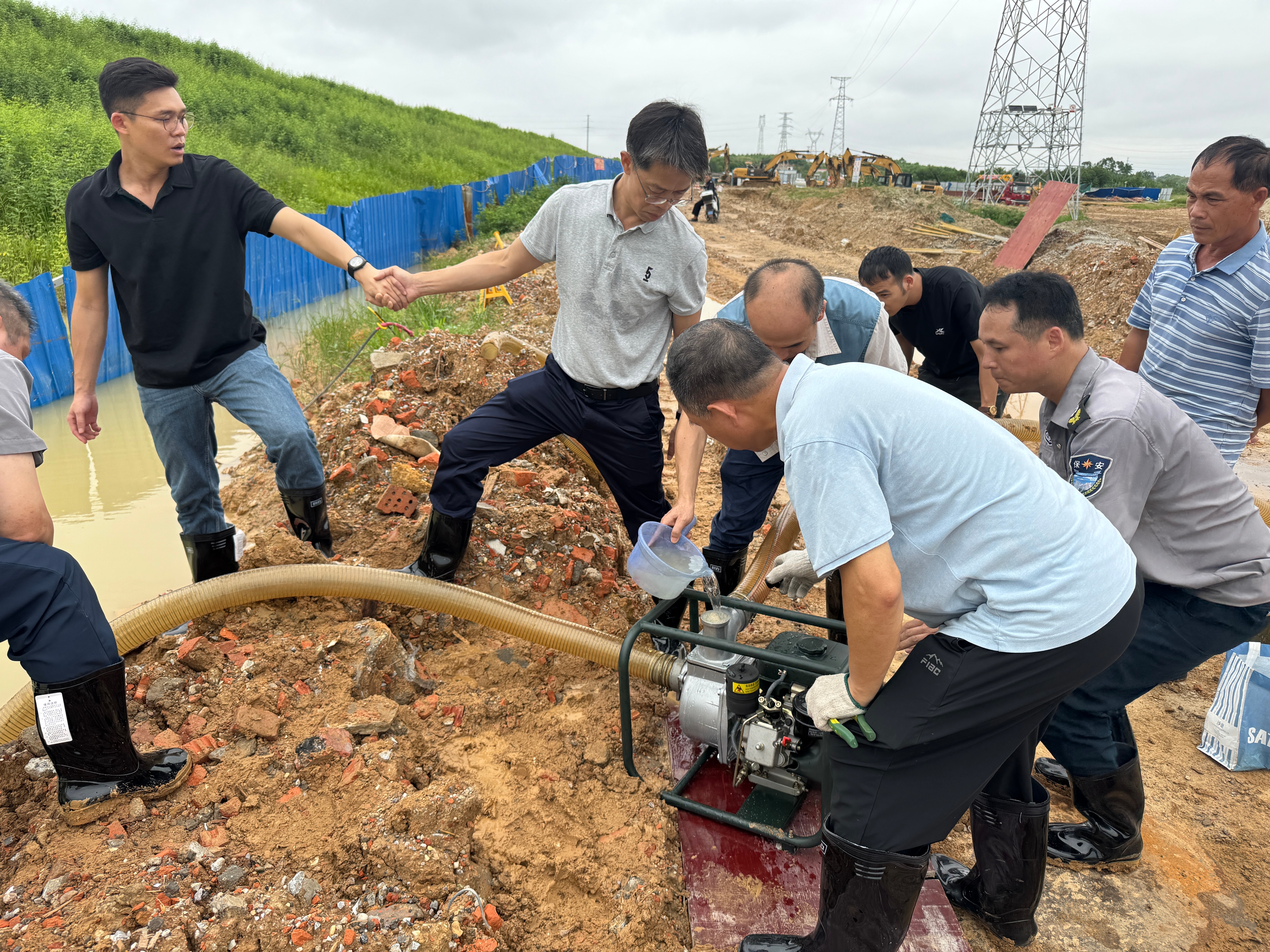 南宁卷烟厂员工对易地技改场地的积水进行应急抽排处置(邹军 摄)