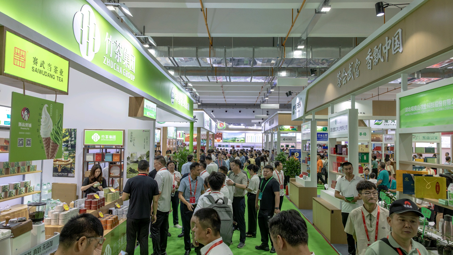 名茶品鉴活动现场人头攒动(刘成臣 摄)