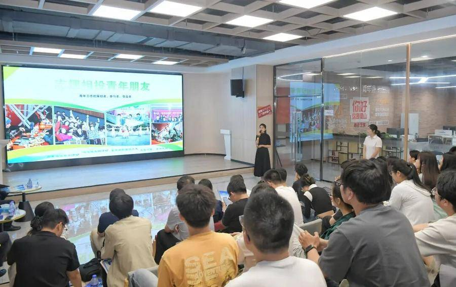 活动现场,向中国科大学子介绍实践岗位、考察点位情况。(陈三虎 摄)
