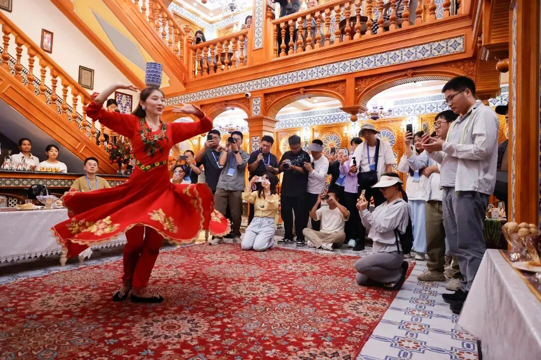 游客在“古丽的家”观看特色舞蹈表演 (侯立超 摄)