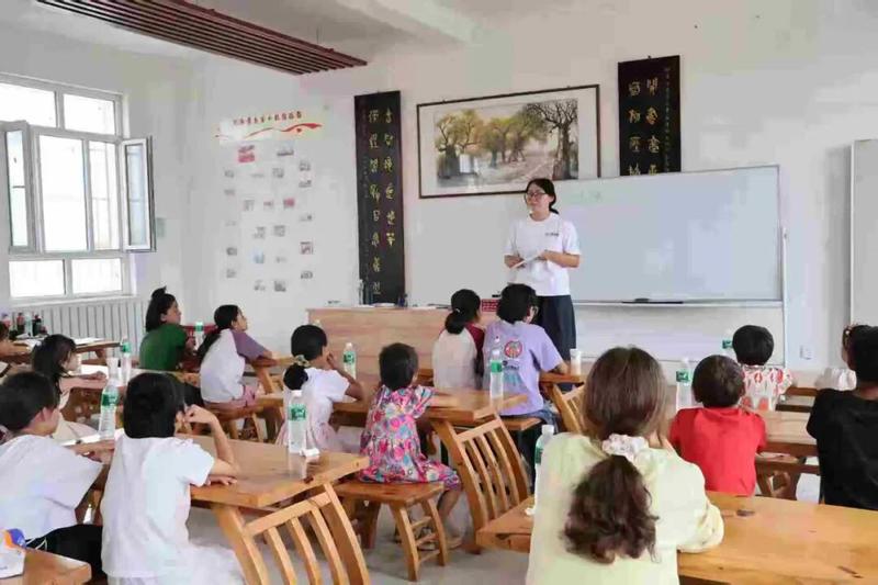 志愿者老师正给学生上课(汪国武 摄)