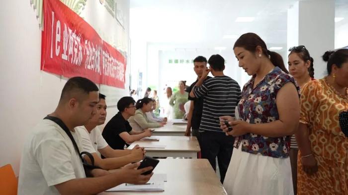 招聘会现场,求职者向企业咨询用工情况。(孙季鸿 摄)
