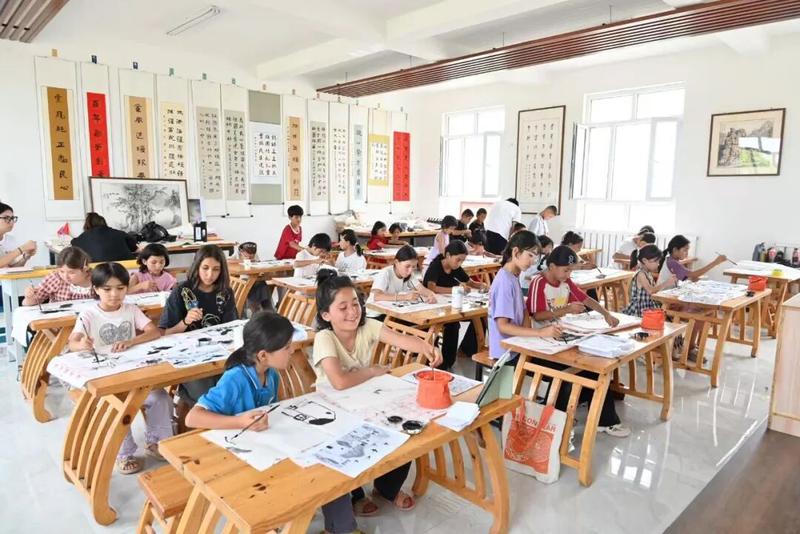 学生在课堂认真创作(汪国武 摄)