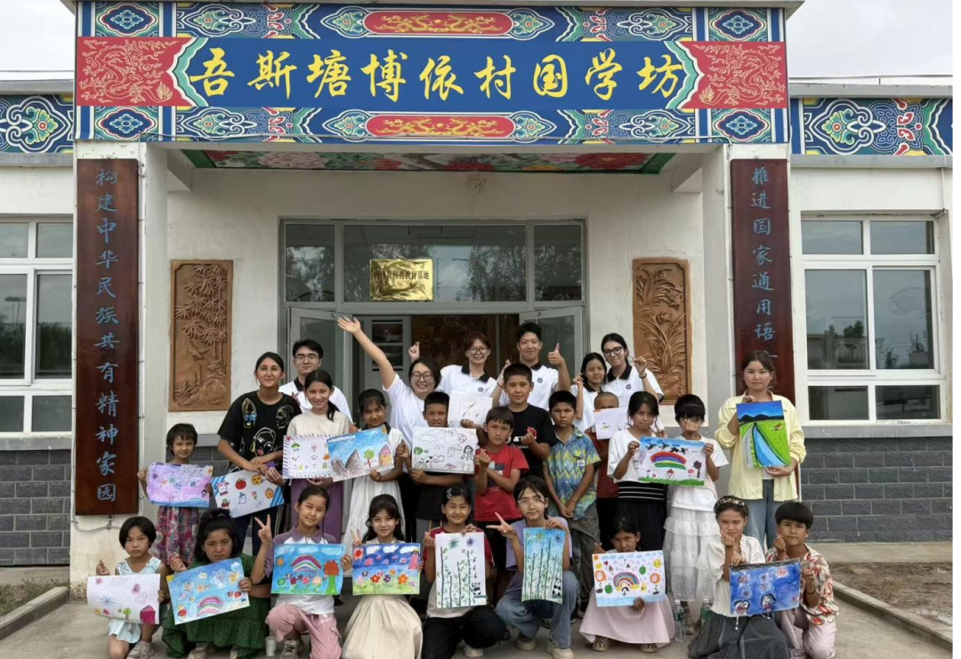 志愿者团队与学生合照(汪国武 摄)
