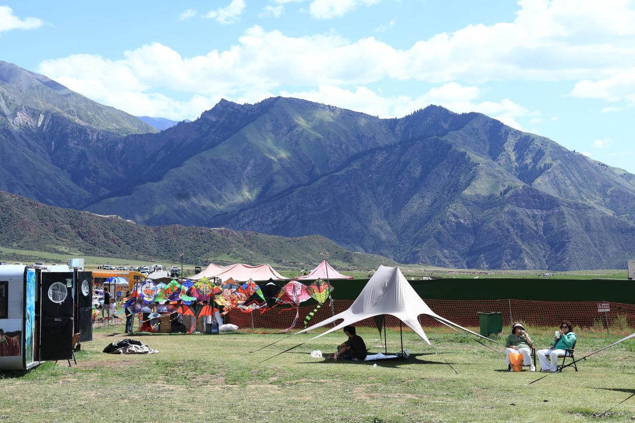 游客在天山托木尔景区塔村露营度假 (鲍浙安 摄)