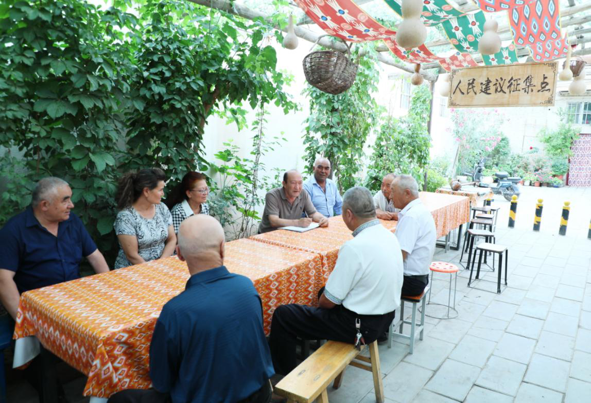 库车市人大代表和龟兹小巷居民一起座谈,了解民情民意。(李银琼 摄)