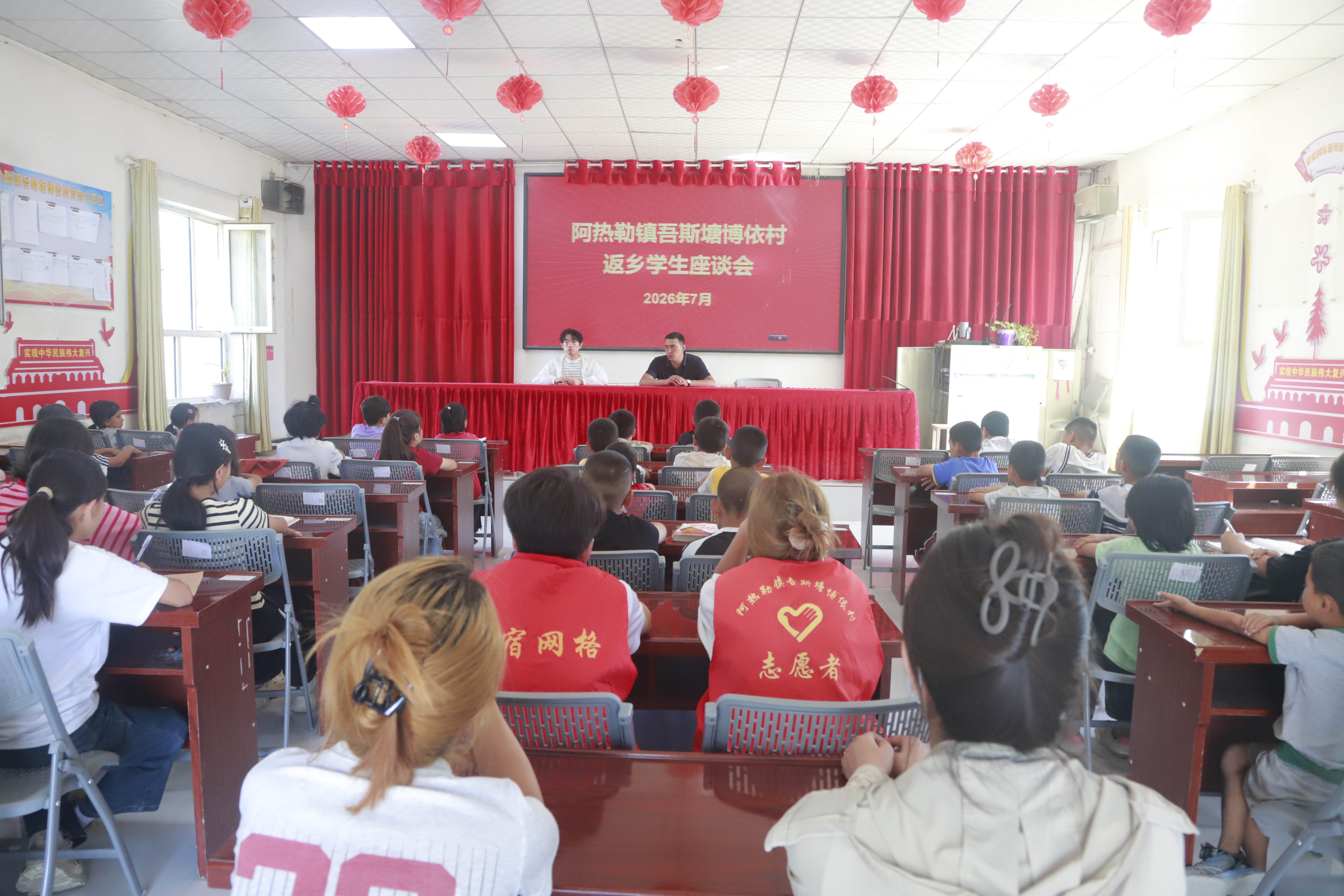 返乡学生座谈会(买热比牙·依布拉音 摄)