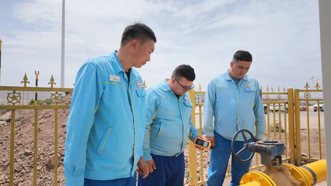 工作人员在检查各项燃气设备运行情况和供气状态(艾克拜尔·买买提 摄)