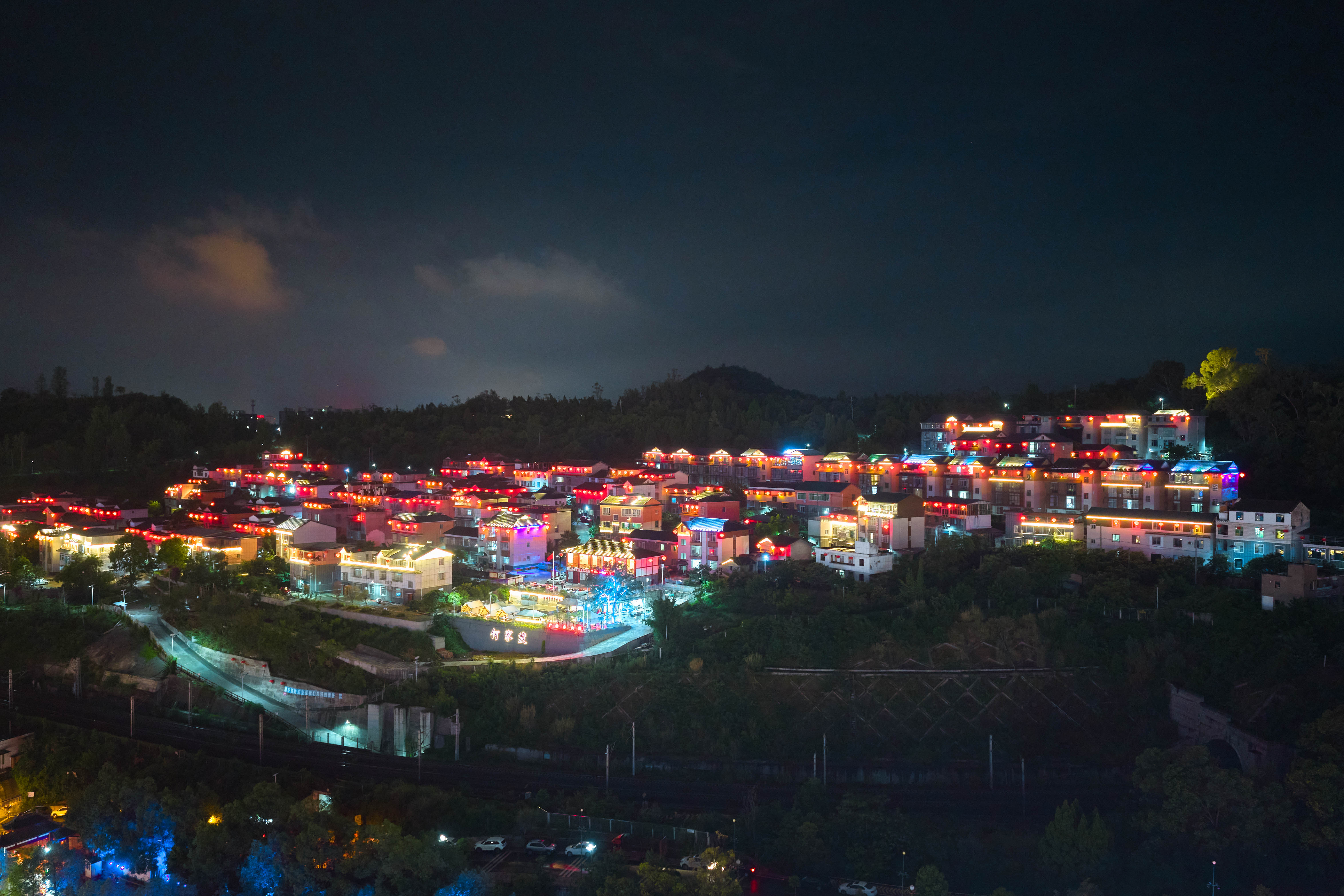 夜色下的何家渡社区(张文良 摄)