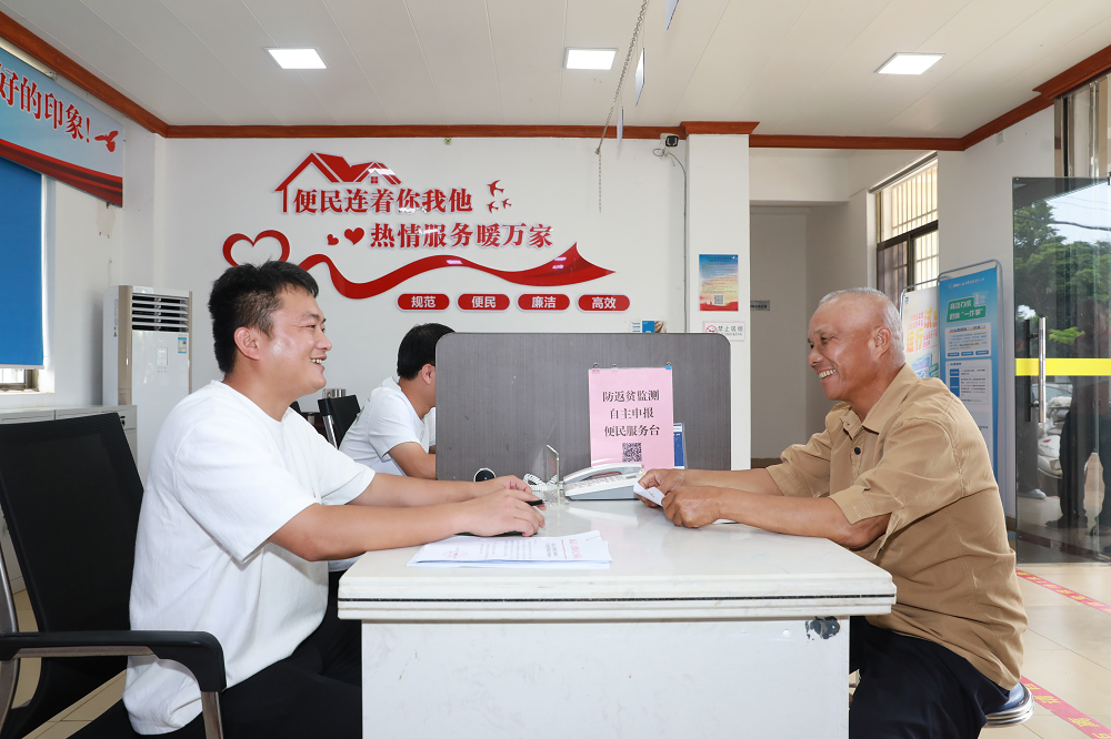 博厚镇便民服务中心工作人员为群众办理业务(王小亮 摄)