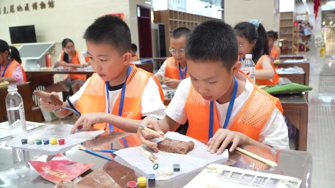 学员们进行手工实践活动(张勇 摄)