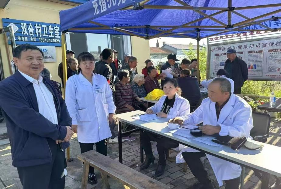 卫健系统银发先锋队在下乡开展“义诊”活动(刘杨 摄)
