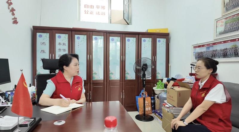 任红梅与社区工作人员交流群众诉求办理情况(席兆平 摄)