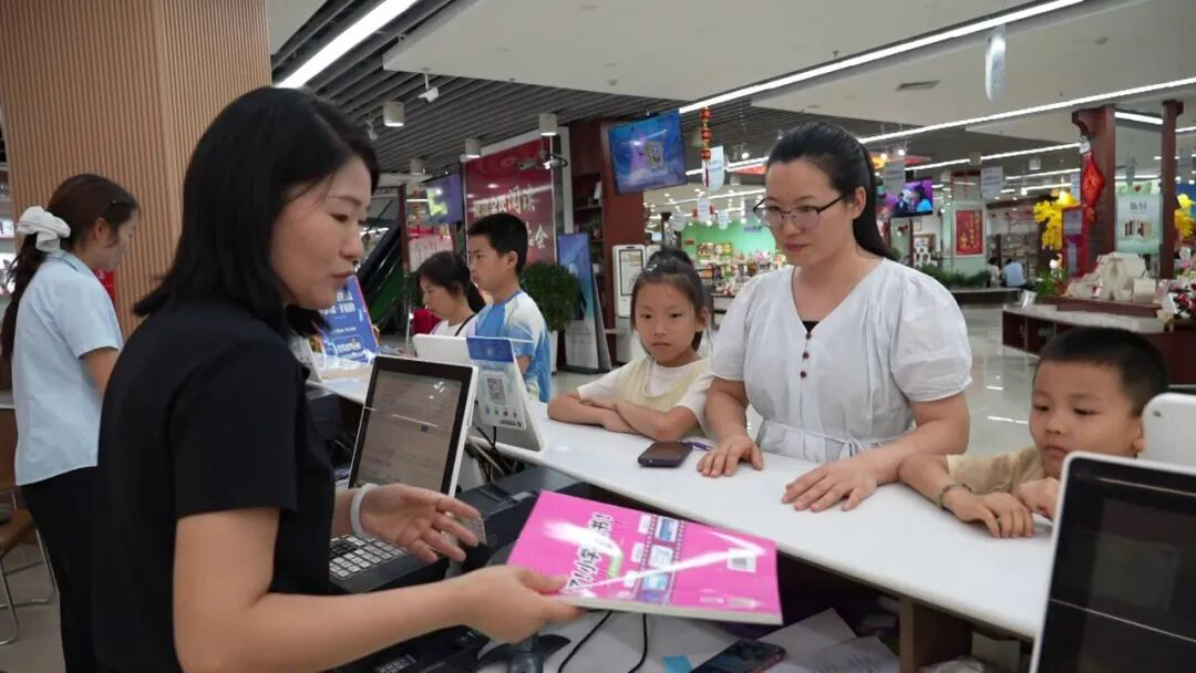 市民们正在收银台结账购书(帕孜丽亚·托乎尼牙孜 摄)