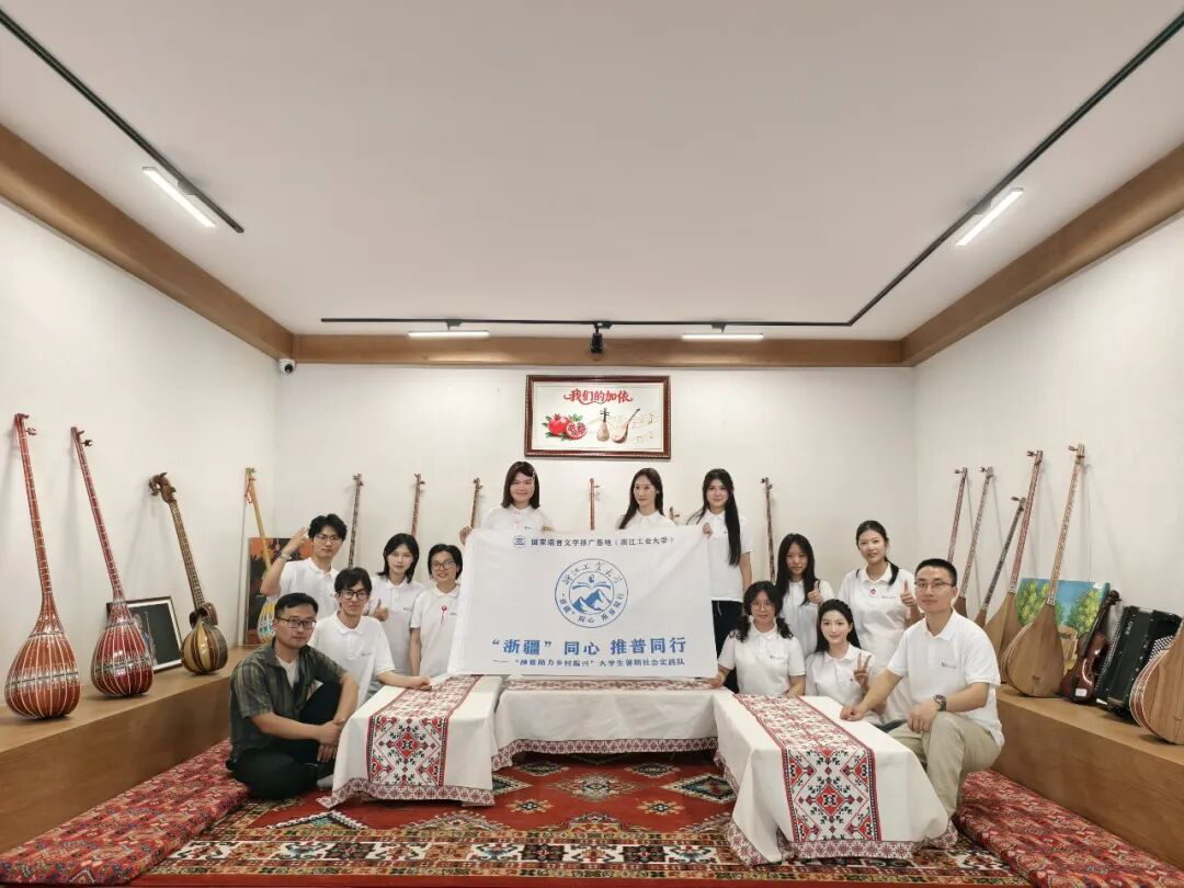 合影 (方嘉豪 摄)
